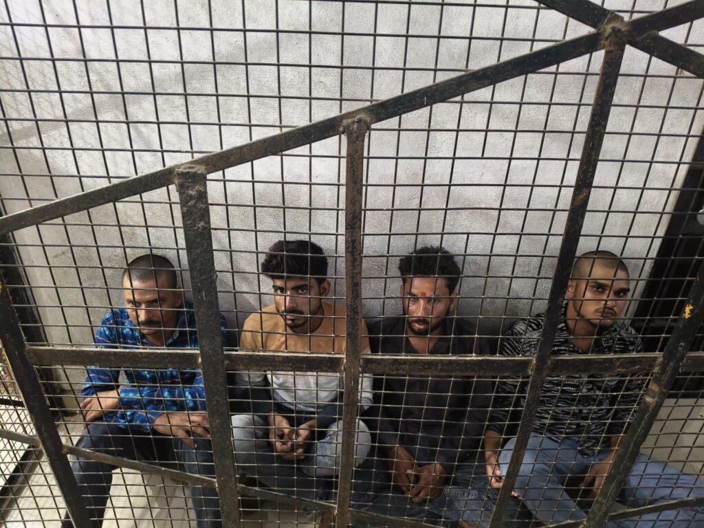 *इटावा24जून25*धर्म के नाम पर जबरन ठेकेदारी करने वाले सलाखों के पीछे* *इटावा24जून25*धर्म के नाम पर जबरन ठेकेदारी करने वाले सलाखों के पीछे*