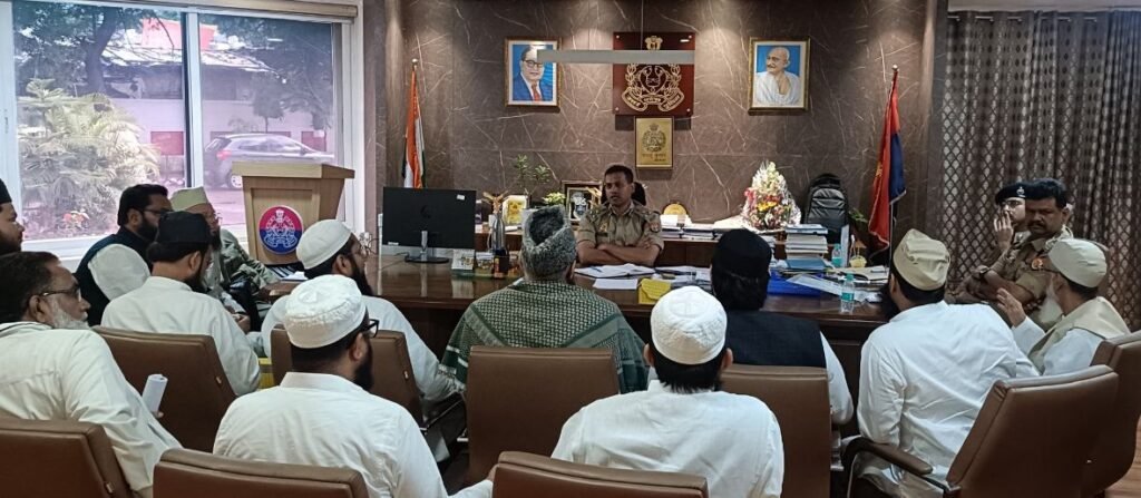 लखनऊ 24जून25मोहर्रम को लेकर जॉइंट कमिश्नर बबलू कुमार ने धर्मगुरु और मौलानाओं के साथ की बैठक