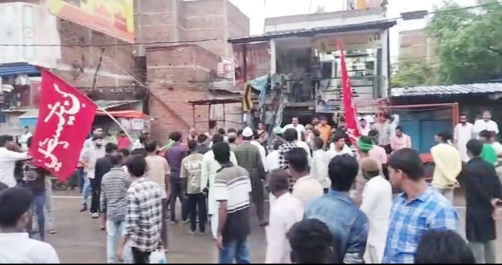 रोहतास27जून25*मुहर्रम के जुलूस में हाईटेंशन लाइन की चपेट में आने से दर्जनों झुलसे,एक कि मौत।