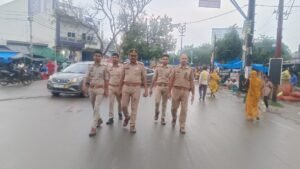 मथुरा29जून 25*वरिष्ठ पुलिस अधीक्षक के निर्देश पर अधिकारियों द्वारा अपने-अपने थाना क्षेत्र मेंपैदल गश्त/चैकिंग*