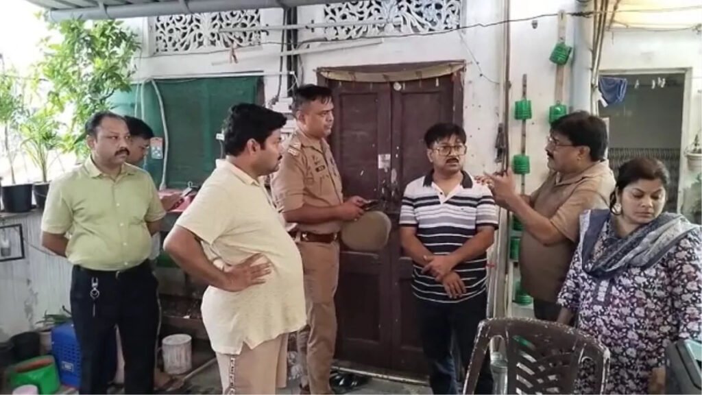 *लखनऊ30जून25 में कपड़ा व्यापारी ने पत्नी-बेटी के साथ जहर खाकर दी जान, सामूहिक आत्महत्या से इलाके में सनसनी* *लखनऊ30जून25 में कपड़ा व्यापारी ने पत्नी-बेटी के साथ जहर खाकर दी जान, सामूहिक आत्महत्या से इलाके में सनसनी*