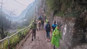 उत्तराखंड30जून25*भारी बारिश के कारण अगले 24 घंटे तक चारधाम यात्रा रोकी गयी, अधिकारियों व पुलिस को दिये गये तीर्थयात्रियों को रोकने का निर्देश*