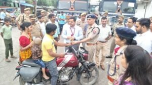 उन्नाव03जून2025*थाना कोतवाली सदर क्षेत्रांतर्गत आईबीपी तिराहे पर यातायात जागरुकता अभियान चलाया गया उन्नाव03जून2025*थाना कोतवाली सदर क्षेत्रांतर्गत आईबीपी तिराहे पर यातायात जागरुकता अभियान चलाया गया