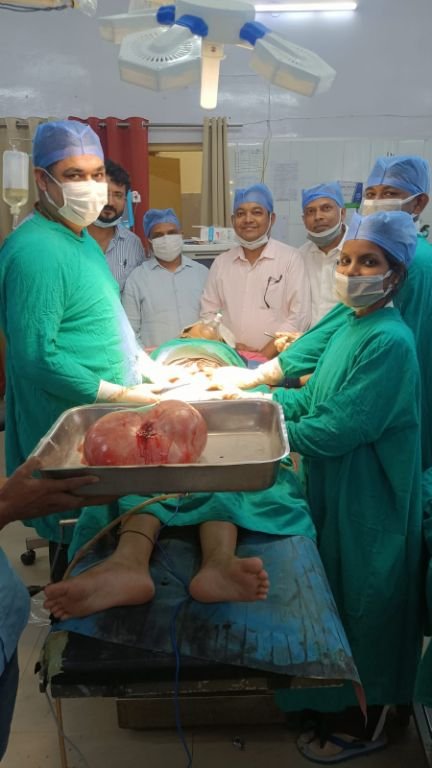 कौशाम्बी3जून25*स्वशासी राज्य चिकित्सा महाविद्यालय में महिला के पेट से डॉक्टरों ने निकाला 6.5किलो का ट्यूमर कौशाम्बी3जून25*स्वशासी राज्य चिकित्सा महाविद्यालय में महिला के पेट से डॉक्टरों ने निकाला 6.5किलो का ट्यूमर