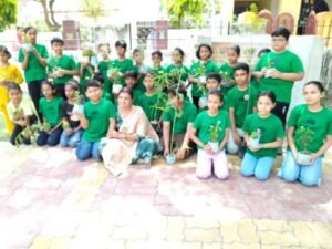 गाजीपुर05जून25*नन्हें बच्चों ने पौधे रोपकर दी सीख-पेड़ बचेगा तब तो हम बचेंगे* गाजीपुर05जून25*नन्हें बच्चों ने पौधे रोपकर दी सीख-पेड़ बचेगा तब तो हम बचेंगे*