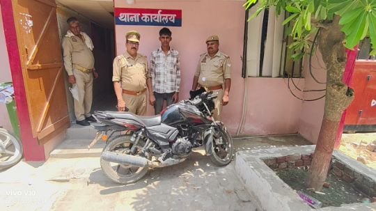 मथुरा 7 जून 25*थाना गोवर्धन पुलिस व एसओजी टीम मथुरा की संयुक्त कार्यवाही में एक चोर को मय चोरी की मोटरसाइकिल सहित किया गिरफ्तार*