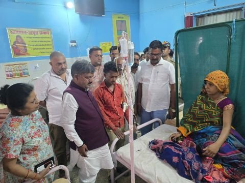 अयोध्या8जून25*विधायक ने सीएचसी रुदौली में पीड़ित प्रसूता से की मुलाकात