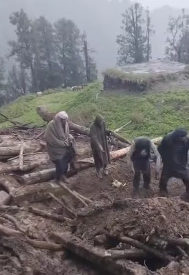 जम्मू कश्मीर07जून25*200 से अधिक पशु भूस्खलन में दबे