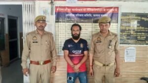 मथुरा 10 जून 25* सोशल मीडिया पर आपत्तिजनक पोस्ट वायरल करने वाले एक वांछित अभियुक्त को अवैध चाकू सहित किया गिरफ्तार ।*