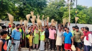 प्रयागराज10जून25*तीन महीने का बकाया वेतन को लेकर सैकड़ो की संख्या में कर्मचरियों ने धरना प्रदर्शन किया