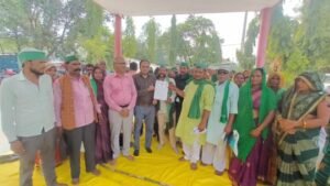 अयोध्या11जून25*भारतीय किसान यूनियन की पंचायत में पहुंचे तहसीलदार व नायब तहसीलदार