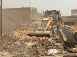 अयोध्या12जून25**चौक पुरानी मछली मंडी इलाके में चला बुल्डोजर*