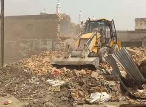 अयोध्या12जून25**चौक पुरानी मछली मंडी इलाके में चला बुल्डोजर*