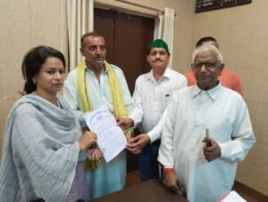 हरिद्वार13जून25*भाकियू के त्रिदिवसीय चिन्तन शिविर के आज समापन दिवस के बीच नगर मजिस्ट्रेट को 21 सूत्रीय ज्ञापन सौंपा।