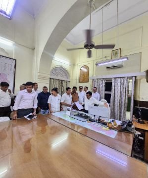 जोधपुर13jun25*शहर की प्राचीन तापी बावड़ी का कार्य रोकने पर अतिरिक्त जिला कलेक्टर को ज्ञापन सोपा।