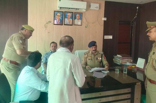 कानपुर देहात14जून25*जिलाधिकारी व पुलिस अधीक्षक ने थाना समाधान दिवस के अवसर पर थाना अकबरपुर में सुनी समस्यायें, दिए निर्देश*