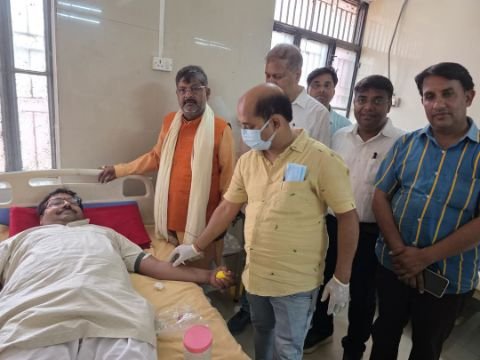 अयोध्या14जून25*रक्तदान शिविर में 50 लोगों ने किया रक्तदान,विधायक ने वितरित किए प्रमाण पत्र