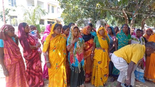 मुंगेर14जून25*पूर्व प्रमुख भुवनेश्वर मांझी अपने ही 40 महादलित महिलाओं के साथ की ठगी