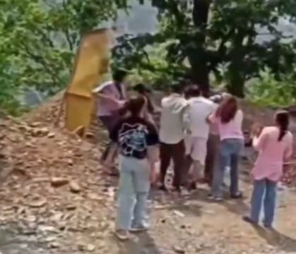 केदारनाथ14जून25*केदारनाथ हाईवे पर नशे में धुत पर्यटकों का हुड़दंग!