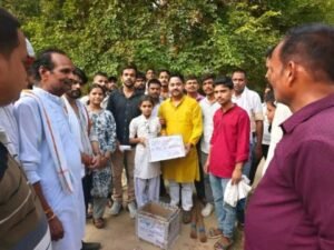 हरदोई16जून25*स्वच्छता के लिए युवा पहलः नित्या दीक्षित ने बनाया हाथों से डस्टबिन, 