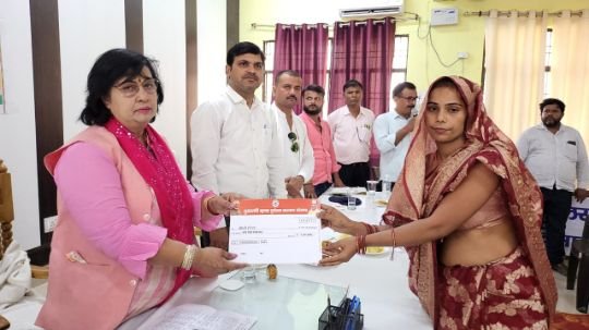 कानपुर देहात16जून25*मुख्यमंत्री कृषक दुर्घटना कल्याण योजना अंतर्गत माo राज्यमंत्री ने तहसील मैंथा में वितरित किए प्रतीकात्मक चेक।*