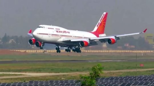 कोलकाता17जून25*सैन फ्रांसिस्को से मुंबई आ रहे एअर इंडिया के प्लेन की कोलकाता में लैंडिंग