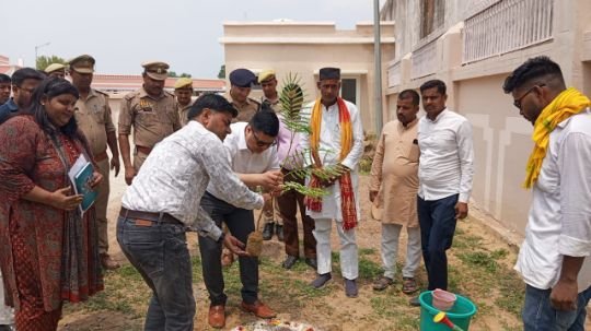 अयोध्या17जून25*जिलाधिकारी ने गोमती घाट का किया निरीक्षण,मातहतों को दिए आवश्यक दिशा निर्देश