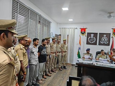 कानपुर नगर18जून2025*ATM मशीन से छेड़छाड़ करने वाले गिरोह के 3 सदस्य गिरफ्तार।