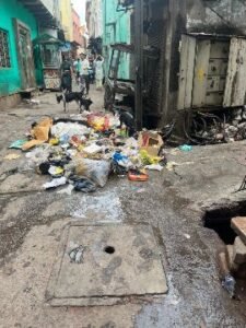 मथुरा 19 जून 2025 नगर निगम की लापरवाही के चलते लोगों को करना पड़ रहा है परेशानी का सामना