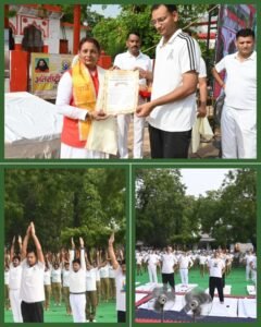 मथुरा 21 जून 25 आज योग दिवस के अवसर पर वरिष्ठ पुलिस अधीक्षक महोदय द्वारा समस्त अधिकारियों के साथ योग किया गया *