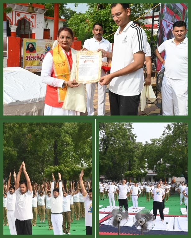 मथुरा 21 जून 25 आज योग दिवस के अवसर पर वरिष्ठ पुलिस अधीक्षक महोदय द्वारा समस्त अधिकारियों के साथ योग किया गया * मथुरा 21 जून 25 आज योग दिवस के अवसर पर वरिष्ठ पुलिस अधीक्षक महोदय द्वारा समस्त अधिकारियों के साथ योग किया गया *