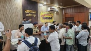 मथुरा 21 जून 25 *डीएम एवम एसएसपी द्वारा समाधान दिवस पर लोगों की समस्या का समाधान किया गया *