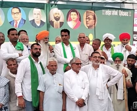 हिसार25जून25*छात्रों द्वारा चलाए जा रहे धरने को समर्थन देने पहुंचे संयुक्त किसान मोर्चा की राष्ट्रीय कोर कमेटी के सीनियर मेंबर चौधरी जोगेंद्र घासीराम नैन।