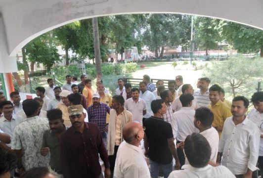 लखीमपुर26जून25*यूरिया की कालाबाजारी रोकने हेतु किसान व व्यापारी डीएम से मिले। लखीमपुर26जून25*यूरिया की कालाबाजारी रोकने हेतु किसान व व्यापारी डीएम से मिले।