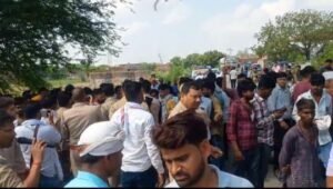 जालौन26जून25*करीब आधा सैकड़ा महिलाओं तथा पुरुषों ने एक युवक का शव बीच सड़क पर रखकर जाम लगा दिया