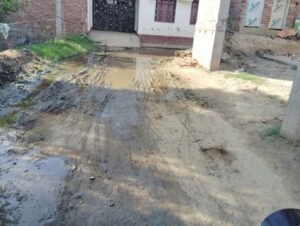 अयोध्या27जून25*गांव की नालियों का गंदा पानी बह रहा है सड़को पर,ग्रामीणों को रही परेशानी