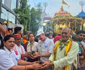 वाराणसी27जून25*पर्यावरण संरक्षण की कामना से रथ यात्रा मेले में वितरण किया तुलसी पौधा "