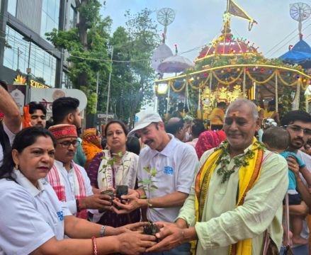 वाराणसी27जून25*पर्यावरण संरक्षण की कामना से रथ यात्रा मेले में वितरण किया तुलसी पौधा "