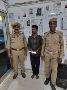 मथुरा 27 जून 25*थाना वृन्दावन पुलिस ने एक अभियुक्त को किया गिरफ्तार। 01 चाकू नाजायज व चोरी का पर्स बरामद*