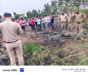 अयोध्या29जून25*वृद्ध व्यक्ति की आग में दम घुटने से हुई मौत, सीओ आशीष निगम,रूदौली कोतवाल सहित भारी संख्या में पुलिस बल मौजूद