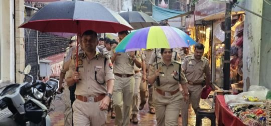 मथुरा 30 जून 25 *आज वरिष्ठ अधिकारियों द्वारा श्री बांके बिहारी मंदिर में सुरक्षा के दृष्टिकोण पैदल गश्त*