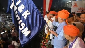 *जम्मू कश्मीर 02जुलाई25के उपराज्यपाल मनोज सिन्हा ने अमरनाथ यात्रा के लिए तीर्थयात्रियों का पहला जत्था रवाना किया*