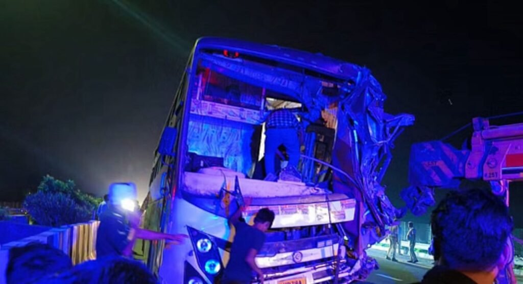 लखनऊ04जुलाई25* एक्सप्रेसवे पर भीषण हादसा: बस ट्रेलर में घुसी, सहायक चालक की मौत, कई यात्री घायल*