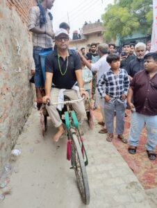 अयोध्या06जूलाई25“600 करोड़ की कंपनी के चेयरमैन ने मुहर्रम में नंगे पांव खींचा रिक्शा, बांटे ठंडे पेय”