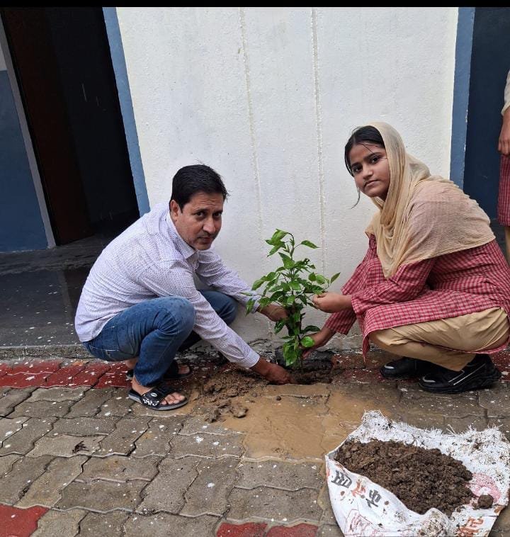 शुजागंज10जुलाई25*एक पेड़ मां के नाम शिक्षा क्षेत्र रुदौली में
