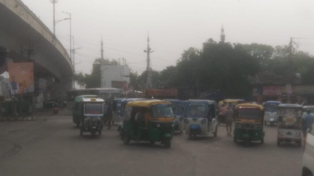*लखनऊ: 13जूलाई23*ऑटो और बैट्री रिक्शा का अतिक्रमण सुबह से ही चालू, जाने कब सुधरेगा चिनहट तिराहा की यातायात व्यवस्था....