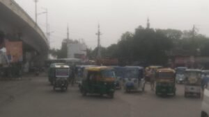 *लखनऊ: 13जूलाई23*ऑटो और बैट्री रिक्शा का अतिक्रमण सुबह से ही चालू, जाने कब सुधरेगा चिनहट तिराहा की यातायात व्यवस्था....