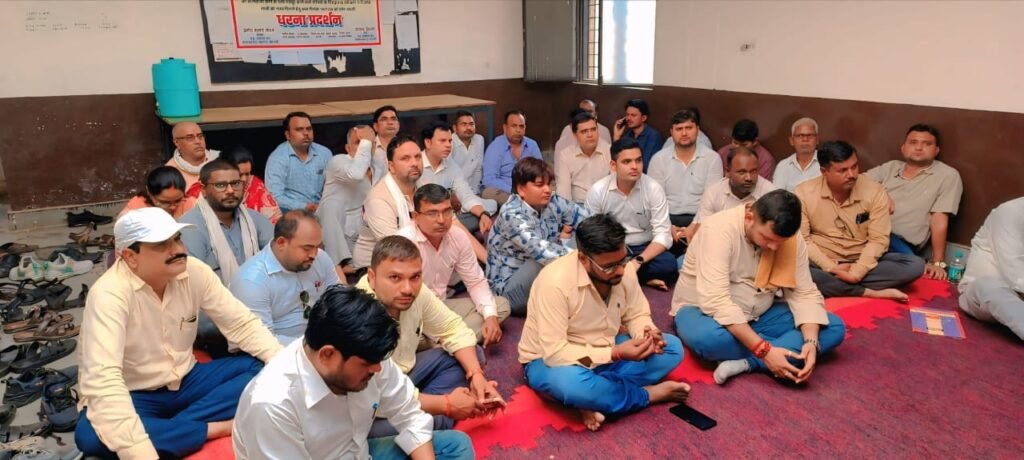 कौशाम्बी14जुलाई25*लेखपाल के आत्महत्या करने के बाद गरजे उनके साथी*