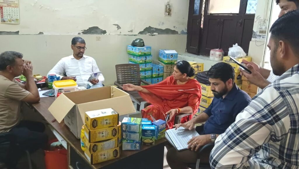 *हिसार17जुलाई25* में नकली घी के कारोबार की शिकायत पर दो दुकानों पर सीएम फ्लाइंग की छापेमारी*