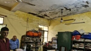 मिर्जापुर: 17जुलाई 25 *जान हथेली पर लेकर कार्यालय में काम करते कर्मचारी*